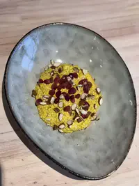 Chiapudding med saffran, mandel och granatäpple