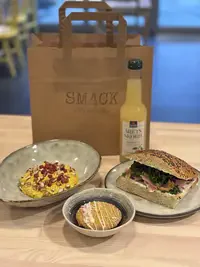 Julens frukostpaket med halvmacka, chia och äppelmust