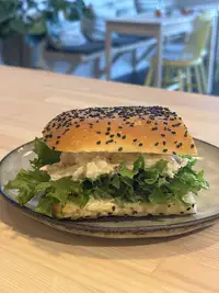 Halv laxmacka med laxröra och pepparrot