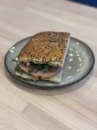 Halv skinkmacka med julskinka och grönkål