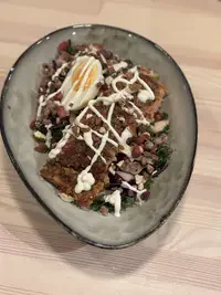 Julbowl med varmrökt lax och julig sallad