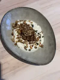Yoghurt med äppelkompott, kanel och granola